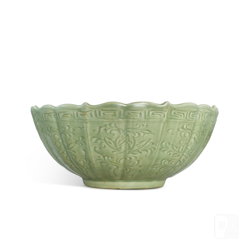 A large Longquan celadon-glazed 'floral' bowl, Ming dynasty | 明 龍泉窰青釉花卉紋花口盌 - 图3